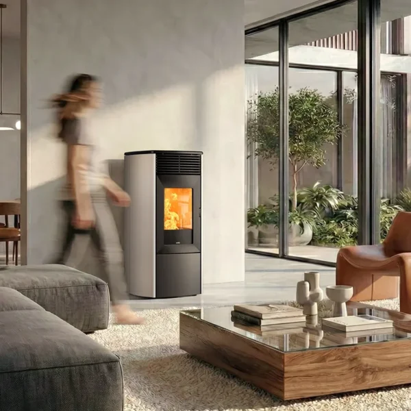 Poêle à granulés Nobis Zenith gris tourterelle dans un salon ouvert sur un patio végétalisé