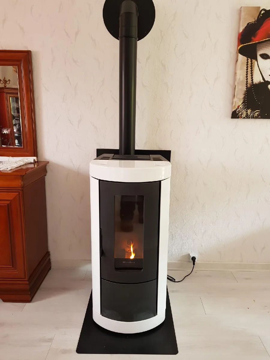 Poêle à granulés blanc posé par Flamme Expert chez un client