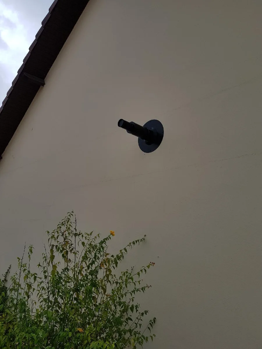 Sortie en ventouse en façade pour un poêle à granulés étanche, pose Flamme Expert